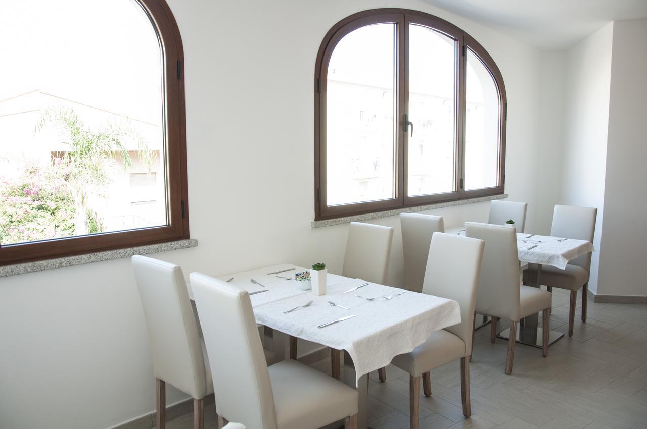 Hotel Maria Golfo Aranci Buitenkant foto